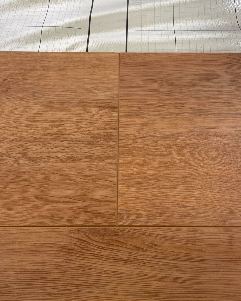 Das Design "Let's Go Max" aus der PURLINE Produktreihe wineo 1200 mit darunter liegender Dampfbremse von SELIT.