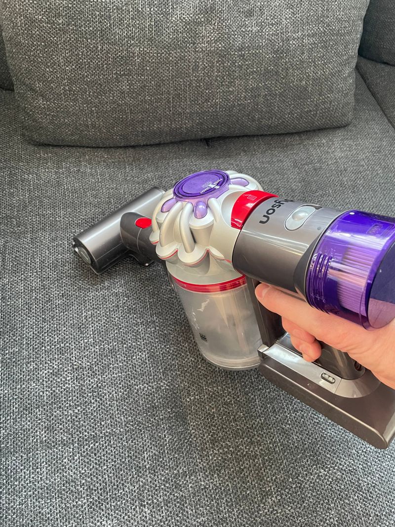 Mit der kleinen Düse sauge ich Sofa und Autositze