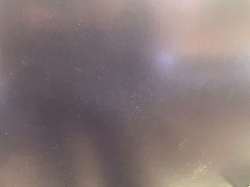 Ein weiteres Handyfoto aus der gleichen Perspektive, nur bei komplett schwarzen Display. In diesem Fall sind die Lichtquellen im Raum zu erkennen.