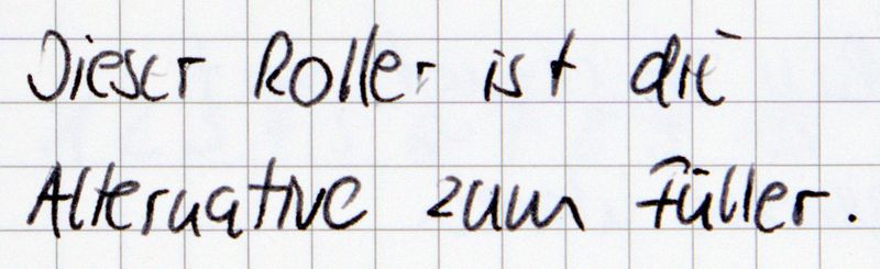 Schriftprobe: Das "e" in "Dieser", das "r" in Roller oder das "e" in "die" zeigen das Problem. Immer wieder schreibt der Stift einfach nicht 🤷♂️ Eine Alternative zum Füller, wie es Schneider auf Amazon bewirbt, wird er so nicht.