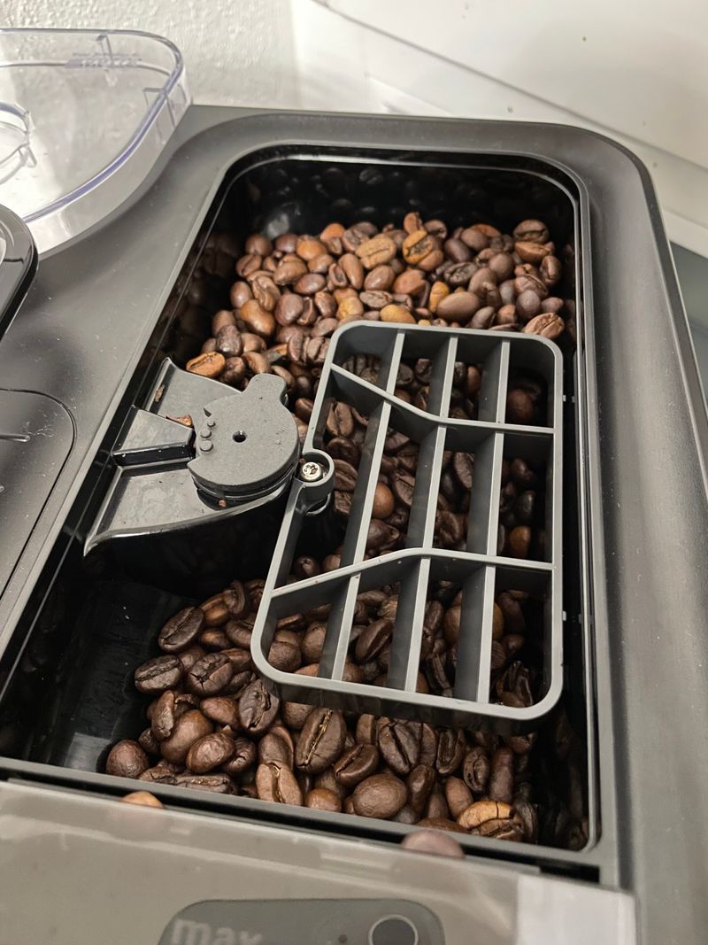 Das Fanggitter im Bohnenbehälter stört etwas beim Einfüllen der Kaffeebohnen